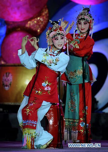 Artists perform at the opening ceremony of the 5th China Qinqiang Opera Arts Festival in Xi'an, capital of northwest China's Shaanxi Province, Aug. 28, 2010. Photo: Xinhua