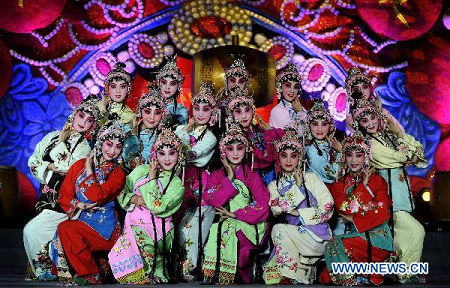 Artists perform at the opening ceremony of the 5th China Qinqiang Opera Arts Festival in Xi'an, capital of northwest China's Shaanxi Province, Aug. 28, 2010. Photo: Xinhua