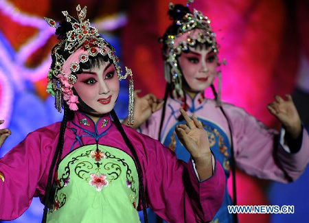 Artists perform at the opening ceremony of the 5th China Qinqiang Opera Arts Festival in Xi'an, capital of northwest China's Shaanxi Province, Aug. 28, 2010. Photo: Xinhua