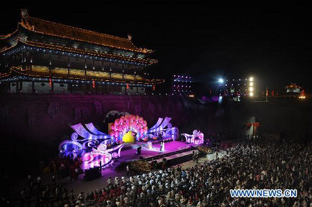 Photo taken on Aug. 28, 2010 shows the opening ceremony of the 5th China Qinqiang Opera Arts Festival in Xi'an, capital of northwest China's Shaanxi Province. Photo: Xinhua