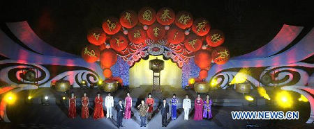 Artists perform at the opening ceremony of the 5th China Qinqiang Opera Arts Festival in Xi'an, capital of northwest China's Shaanxi Province, Aug. 28, 2010. Photo: Xinhua 