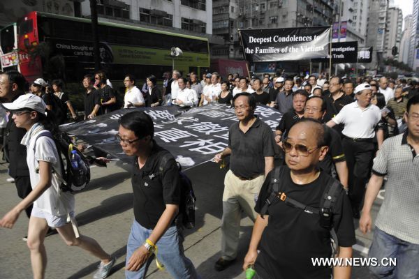 People parade to express their condolences for the families of the bus hijack victims in Hong Kong, south China, Aug. 29, 2010. Eight Hong Kong residents lost their lives in a tour bus hijack occured in Philippine's capital Manila on Aug. 23, 2010. [Xinhua]