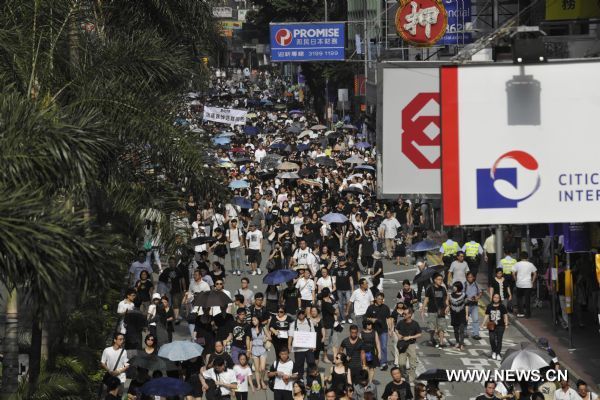 People parade to express their condolences for the families of the bus hijack victims in Hong Kong, south China, Aug. 29, 2010. Eight Hong Kong residents lost their lives in a tour bus hijack occured in Philippine&apos;s capital Manila on Aug. 23, 2010.[Xinhua]