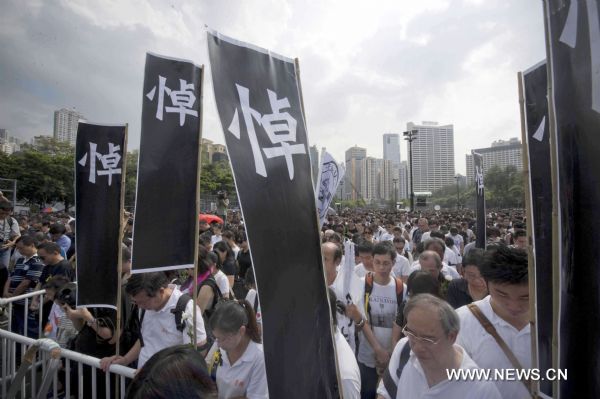 Photo taken on Aug. 29, 2010 shows slogans written Condolence in Chinese while people mourn in Hong Kong, south China. Around 80 thousand people took to streets to express their condolences to families of victims in the Manila&apos;s hostage tragedy and demand a thorough investigation on Monday&apos;s bloody hijack of a Hong Kong tour bus caused eight killed in Philippine&apos;s capital. [Xinhua]