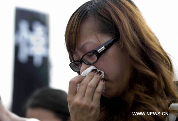 A lady weeps at the Victoria Park in Hong Kong, south China, Aug. 29, 2010. Around 80 thousand people took to streets to express their condolences to families of victims in the Manila&apos;s hostage tragedy and demand a thorough investigation on Monday&apos;s bloody hijack of a Hong Kong tour bus caused eight killed in Philippine&apos;s capital. [Xinhua]