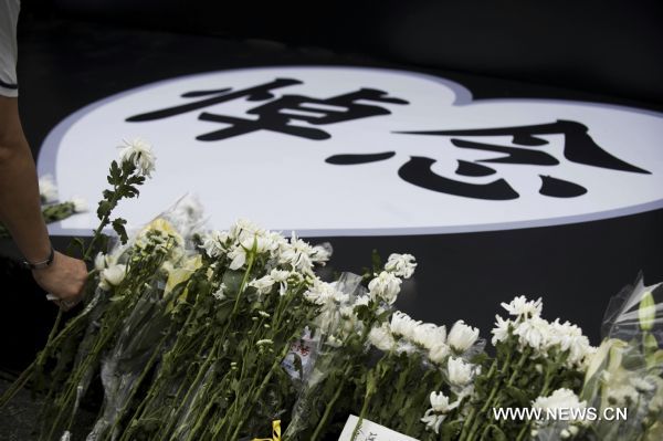 Photo taken on Aug. 29, 2010 shows Chinese characters of Condolence in front of white flowers laid by People in Hong Kong, south China. Around 80 thousand people took to streets to express their condolences to families of victims in the Manila&apos;s hostage tragedy and demand a thorough investigation on Monday&apos;s bloody hijack of a Hong Kong tour bus caused eight killed in Philippine&apos;s capital.[Xinhua]