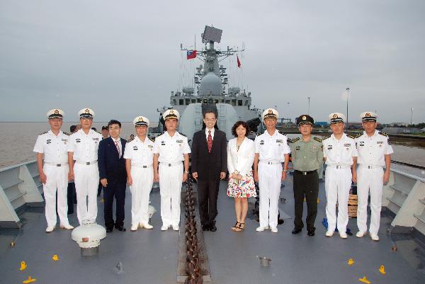 Chinese Ambassador to Myanmar Ye Dabo (C) poses for a group photo with naval officers of the fifth Chinese naval escort flotilla on board of destroyer Guangzhou at Myanmar Yangon's Thilawa Port, Aug. 29, 2010. The 5th Escort Task group of the Chinese People's Liberation Army (PLA)-Navy, made up of two warships -- 'Guanhzhou' and 'Chaohu' made a friendly call at Myanmar Yangon's Thilawa Port Sunday afternoon. [Xinhua]