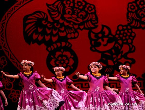 Hawaiian girls dance to a Chinese song called 'The Moon Represents My Heart' in Honolulu, Hawaii, the United States, Aug. 27, 2010. Forty-five students of the art troupe arrived in the resort on Aug. 24 to spend five days with their counterpart in Hawaii and to promote the Shanghai 2010 World Expo. 