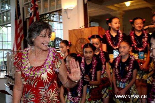 Governor of Hawaii Linda Lingle (Front) greets Chinese girls of Shanghai Soong Ching Ling Foundation Children's Palace Art Troupe in Honolulu, Hawaii, the United States, Aug. 24, 2010. Forty-five students of the art troupe arrived in the resort on Aug. 24 to spend five days with their counterpart in Hawaii and to promote the Shanghai 2010 World Expo. 