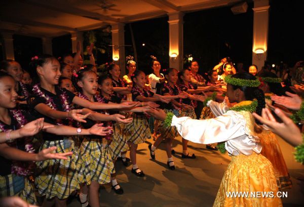 Hawaiian girls (Right Side) and Chinese girls of Shanghai Soong Ching Ling Foundation Children's Palace Art Troupe perform hula dance in Honolulu, Hawaii, the United States, Aug. 24, 2010. Forty-five students of the art troupe arrived in the resort on Aug. 24 to spend five days with their counterpart in Hawaii and to promote the Shanghai 2010 World Expo. 