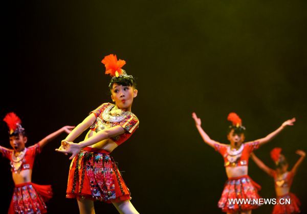 Chinese girls of Shanghai Soong Ching Ling Foundation Children's Palace Art Troupe perform in Honolulu, Hawaii, the United States, Aug. 27, 2010. Forty-five students of the art troupe arrived in the resort on Aug. 24 to spend five days with their counterpart in Hawaii and to promote the Shanghai 2010 World Expo. 