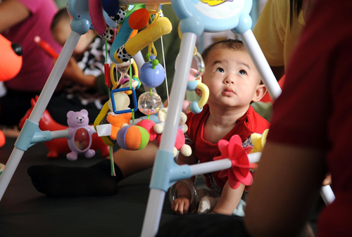 Dang Qi plays with his toys in Sancha village, Datong, Northwest China&apos;s Shanxi province on Aug 28, 2010. [Xinhua] 
