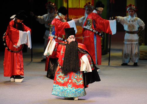 Li Zelin (C) plays the warlord Cao Cao in the Peking Opera Red Cliff at the National Center for the Performing Arts, Beijing, Aug 27, 2010. 