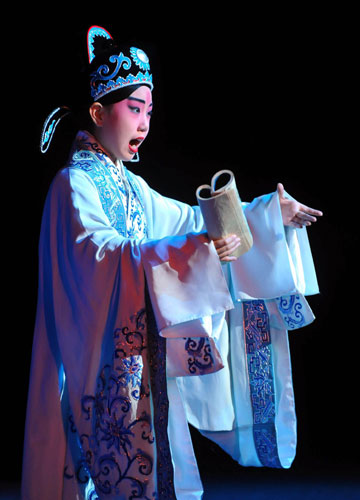 A young Peking Opera performer is in rehearsal for Red Cliff at the National Center for the Performing Arts, Beijing, Aug 26, 2010. [Xinhua] 