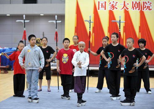 Young Peking Opera performers are in rehearsal for Red Cliff at the National Center for the Performing Arts, Beijing, Aug 26, 2010. [Xinhua]