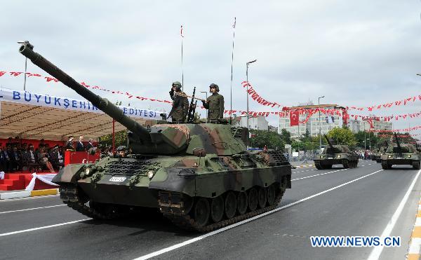 Armored vehicles attend a parade in Istanbul, the biggest city of Turkey, Aug. 30, 2010. [Xinhua]