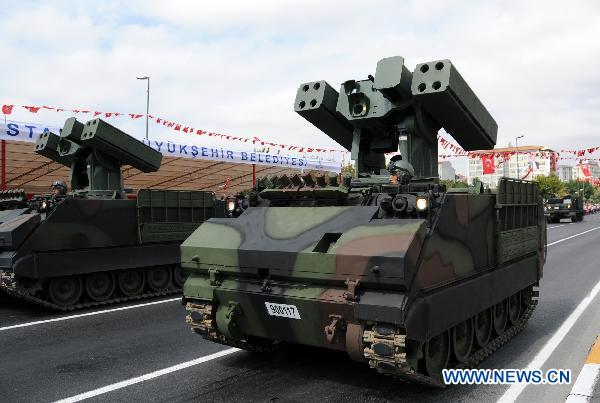 Armored vehicles attend a parade in Istanbul, the biggest city of Turkey, Aug. 30, 2010. [Xinhua] 