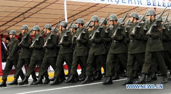 Soldiers attend a parade in Istanbul, the biggest city of Turkey, Aug. 30, 2010. [Xinhua] 