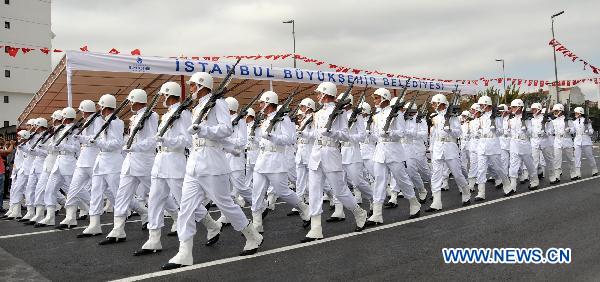 Soldiers attend a parade in Istanbul, the biggest city of Turkey, Aug. 30, 2010. [Xinhua] 