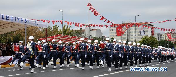 Soldiers attend a parade in Istanbul, the biggest city of Turkey, Aug. 30, 2010. [Xinhua]