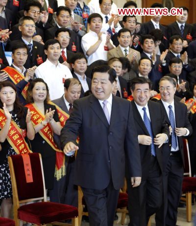 Jia Qinglin (Front), chairman of the National Committee of the Chinese People's Political Consultative Conference, meets with delegates to the fourth leaguers congress of China Society for Promotion of Guangcai Program (CSPGP) in Beijing, capital of China, Aug. 30, 2010. 
