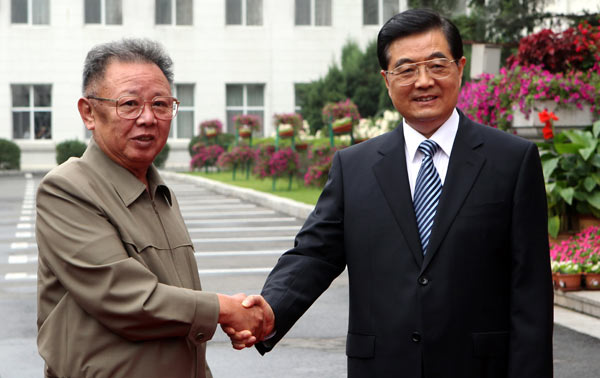 President Hu Jintao meets Kim Jong-il, the leader of the Democratic People's Republic of Korea, in Changchun, the capital of Jilin province, on Friday. The picture was released on Monday, when Kim ended his five-day visit to China. [Ju Peng/Xinhua]