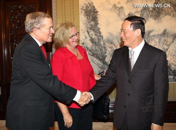 Chinese Vice Premier Wang Qishan (R) meets with U.S. senators Claire McCaskill (C) and Kit Bond (L) in Beijing, capital of China, Aug. 30, 2010. [Liu Weibing/Xinhua]
