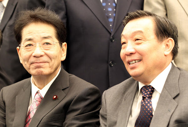 Wang Chen (right), minister of the State Council Information Office, and Yoshito Sengoku, chief Cabinet secretary of Japan, attend the sixth annual Beijing-Tokyo Forum in the Japanese capital on Monday. [Xu Jingxing/China Daily]