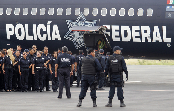 Federal police officers stand in formation after their arrival at Mariano Escobedo international airport in Apodaca, neighbouring Monterrey August 26, 2010. About 150 police officers arrived on Thursday to take part in an operation to curb drug-related violence, according to local media. [Xinhua] 