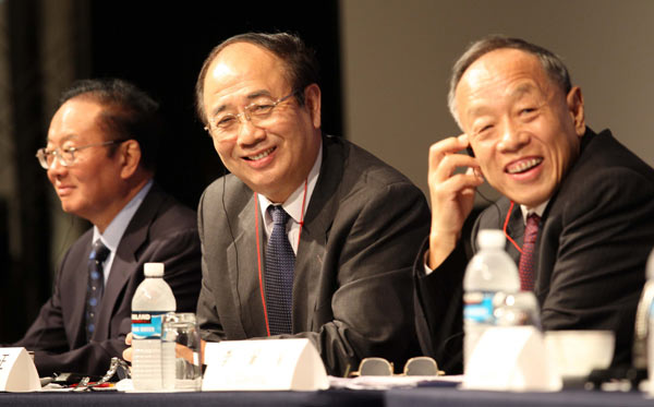 Zhao Qizheng (center), chairman of the Foreign Affairs Commission of the National Committee of the Chinese People's Political Consultative Conference, Li Zhaoxing (right), director of the Foreign Affairs Committee of the National People's Congress, and Wei Jianguo, secretary-general of the China Center for International Economic Exchanges, react to political dialogue at the forum on Monday. [Xu Jingxing / China Daily]