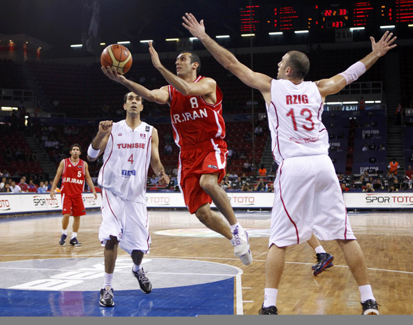 Iran's Saman Veisi goes to the basket as Tunisia's Radhouane Slimane (2nd-L) and Amine Rzig (R) defend during their FIBA Basketball World Championship game in Istanbul, August 30, 2010. (Xinhua/Reuters Photo)