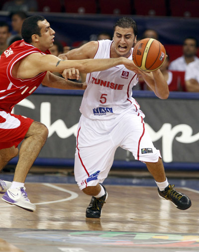 Iran's Saman Veisi (L) reaches in as Tunisia's Marouan Laghnej (R) tries to elude him in the first half of their FIBA Basketball World Championship game in Istanbul, August 30, 2010. [Xinhua/Reuters Photo]