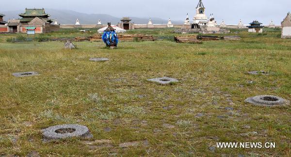 The picture taken on Aug. 13, 2010 shows the site of a grand palace at Karakorum, the ruined ancient capital of Mongolia. Karakorum locates some 360 kilometers west of Ulan Bator, capital of today's Mongolia. The ruined capital was built in the early 13th century by Ogadai, son of Genghis Khan, but was later destroyed by war. [Xinhua/A Sigang]