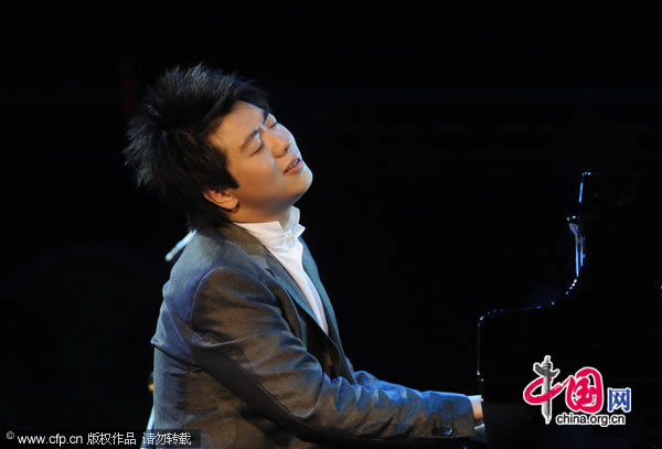 Chinese pianist Lang Lang stages a concert in his hometown city of Shenyang in northeast China's Liaoning Province on Sunday, August 29, 2010.