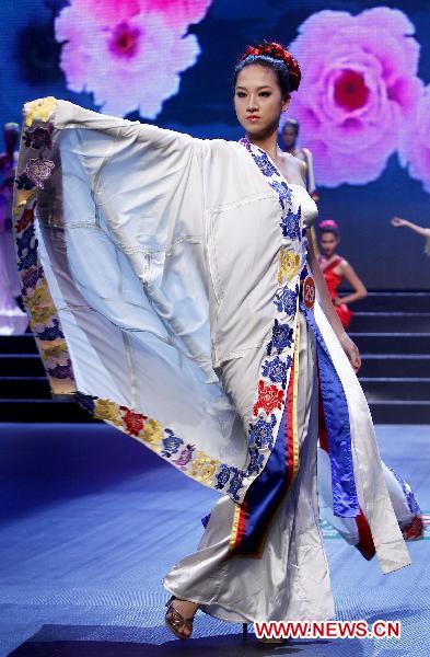 A contestant presents ethical dress at the Fifth Asian Super Model Contest held in Nanning, capital of southwest China's Guangxi Zhuang Autonomous Region, Aug. 30, 2010. The second competition of the Fifth Asian Super Model Contest was held there on Monday. A total of 36 contestants from ten countries and regions attended the contest.