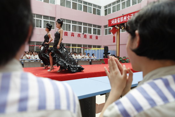 Inmates present outfits during a fashion show featuring low-carbon lifestyles at the Women's Prison in Zhengzhou, Central China's Henan province, Aug 30, 2010.