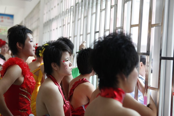 Inmates wait to present outfits during a fashion show featuring low-carbon lifestyles at the Women's Prison in Zhengzhou, Central China's Henan province, Aug 30, 2010.[