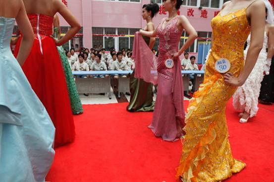 Inmates present outfits during a fashion show featuring low-carbon lifestyles at the Women's Prison in Zhengzhou, Central China's Henan province, Aug 30, 2010.[