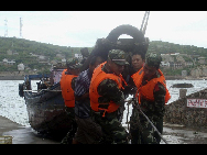 Fasten a fishing boat in Zhoushan, Zhejiang province, Aug 31, 2010. [Xinhua]