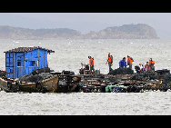 Soldiers help evacuate fishermen in Fuzhou, Fujian province, Aug 31, 2010. [Xinhua]