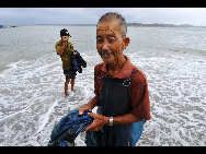 Fishermen prepare to evacuate before the approaching tropical storm in Fuzhou, Fujian province, Aug 31, 2010. [Xinhua]