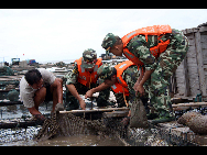 Soldiers help fasten a fishing boat in Fuzhou, Fujian province, Aug 31, 2010. [Xinhua]