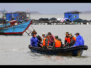 Soldiers help evacuate fishermen in Fuzhou, Fujian province, Aug 31, 2010. [China Daily]