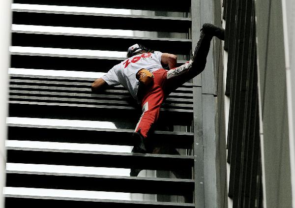 A French skyscraper climber dubbed &apos;Spiderman&apos; was scaling a 57-story building in Sydney with his bare hands, and was arrested later, August 30, 2010.[Xinhua/AFP]