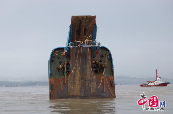 A French oil tanker &apos;Flandre&apos; crashes into a Chinese dry-cargo ship &apos;Huachi 8&apos; off Zhoushan of Zhejiang Province, in East China Seas, September 1, 2010. 6 people are missing and 1 has been rescued by the Donghai Rescue Bureau. [CFP]