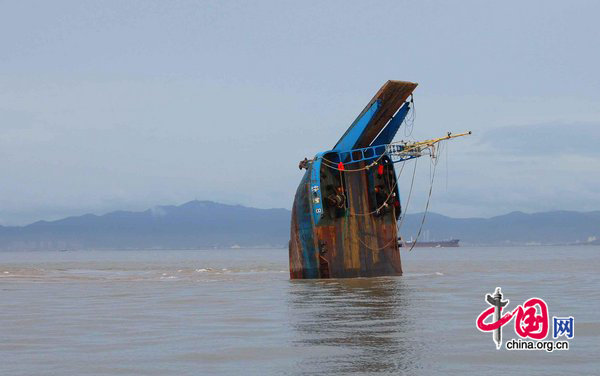 A French oil tanker &apos;Flandre&apos; crashes into a Chinese dry-cargo ship &apos;Huachi 8&apos; off Zhoushan of Zhejiang Province, in East China Seas, September 1, 2010. 6 people are missing and 1 has been rescued by the Donghai Rescue Bureau. [CFP]