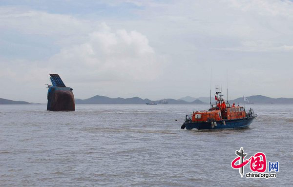 A French oil tanker &apos;Flandre&apos; crashes into a Chinese dry-cargo ship &apos;Huachi 8&apos; off Zhoushan of Zhejiang Province, in East China Seas, September 1, 2010. 6 people are missing and 1 has been rescued by the Donghai Rescue Bureau. [CFP]