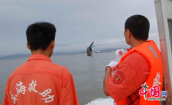 A French oil tanker &apos;Flandre&apos; crashes into a Chinese dry-cargo ship &apos;Huachi 8&apos; off Zhoushan of Zhejiang Province, in East China Seas, September 1, 2010. 6 people are missing and 1 has been rescued by the Donghai Rescue Bureau. [CFP]