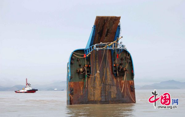 A French oil tanker &apos;Flandre&apos; crashes into a Chinese dry-cargo ship &apos;Huachi 8&apos; off Zhoushan of Zhejiang Province, in East China Seas, September 1, 2010. 6 people are missing and 1 has been rescued by the Donghai Rescue Bureau. [CFP]