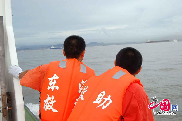 A French oil tanker &apos;Flandre&apos; crashes into a Chinese dry-cargo ship &apos;Huachi 8&apos; off Zhoushan of Zhejiang Province, in East China Seas, September 1, 2010. 6 people are missing and 1 has been rescued by the Donghai Rescue Bureau. [CFP]